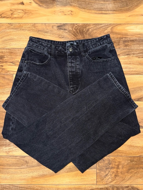 PrettyLittleThing Denim - High-Rise Black Wash Distressed Jeans